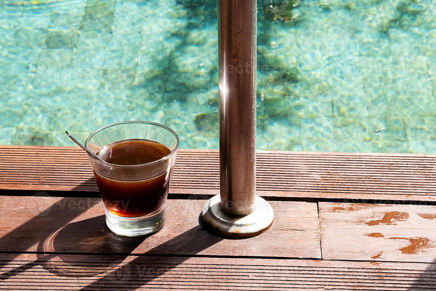 mattina caffè a bordo piscina. caffè bicchiere in piedi vicino nuoto piscina. foto