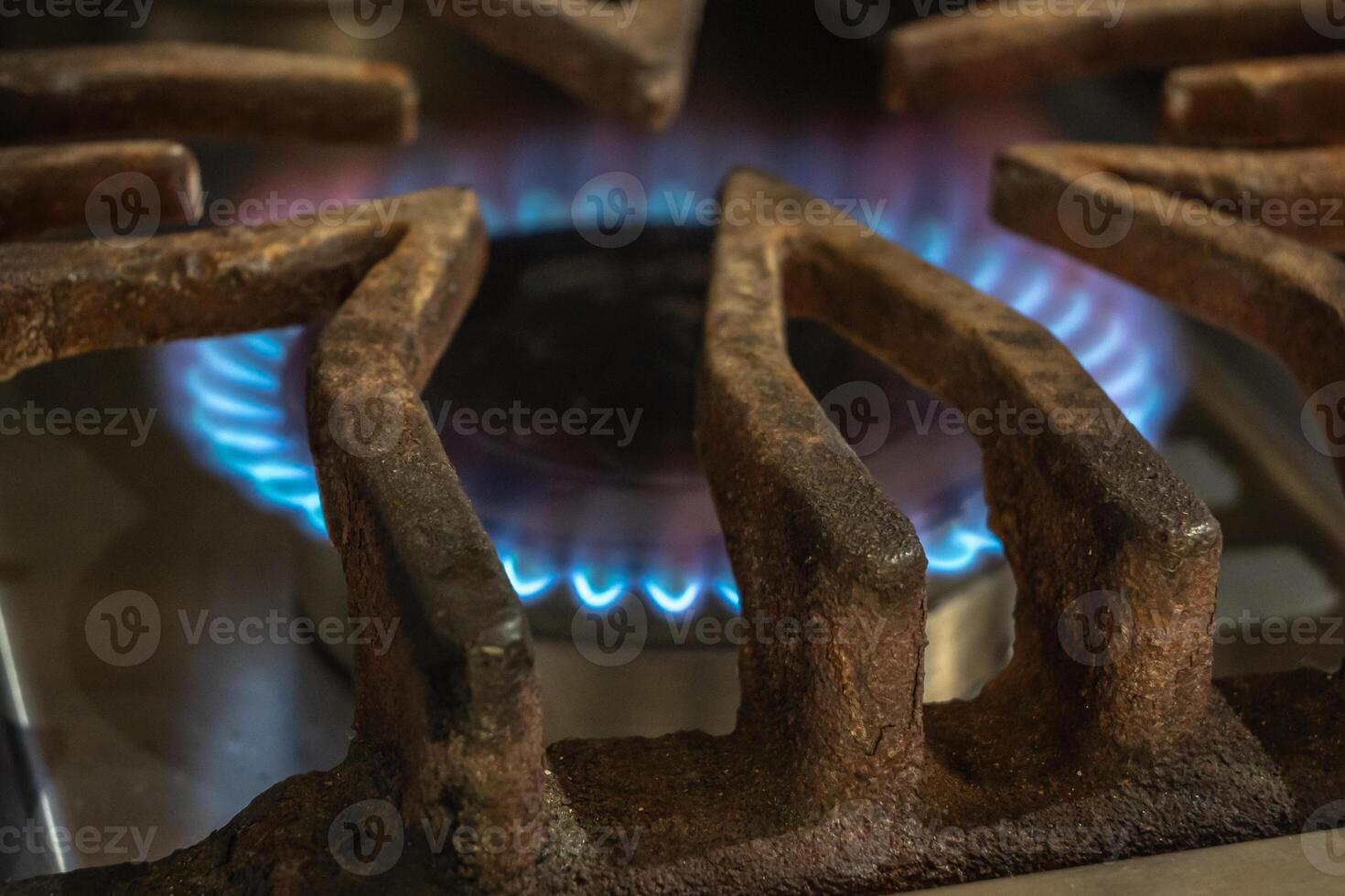 gas consumo concetto. stufa illuminato con blu leggero fiamma. foto