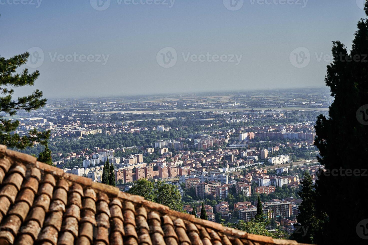 un' Visualizza di bologna a partire dal sopra su un' soleggiato estate giorno, un' terracotta pietra parete nel il primo piano foto