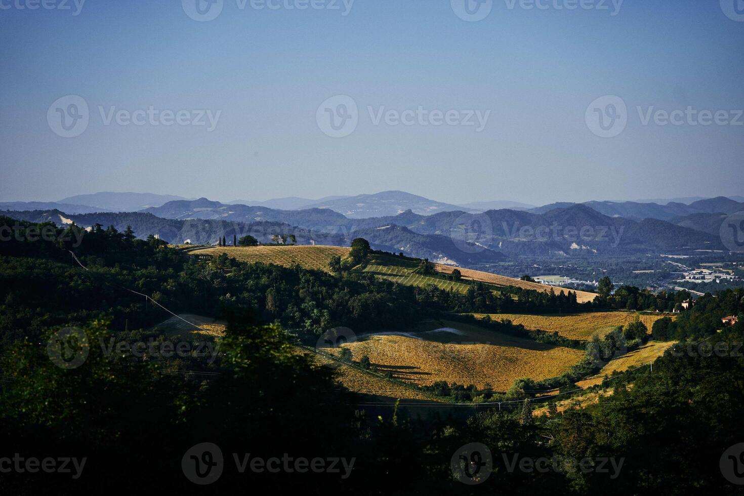 un' Visualizza di il colline e case, in giro bologna, il atmosfera di il italiano estate foto