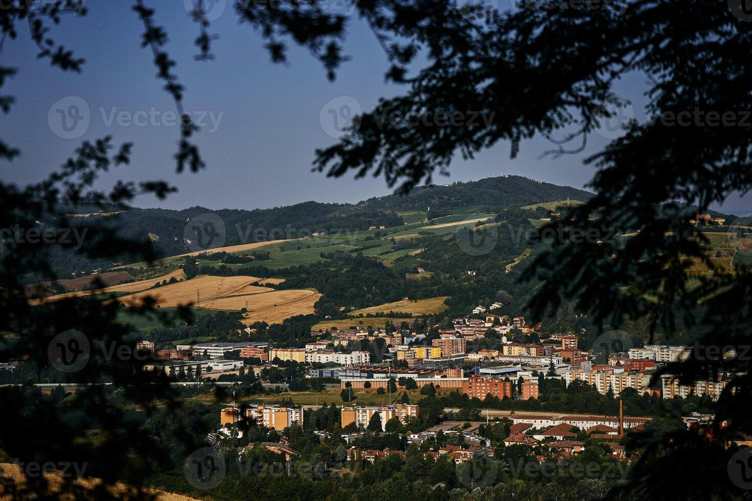 un' Visualizza di il colline e case, in giro bologna, il atmosfera di il italiano estate foto