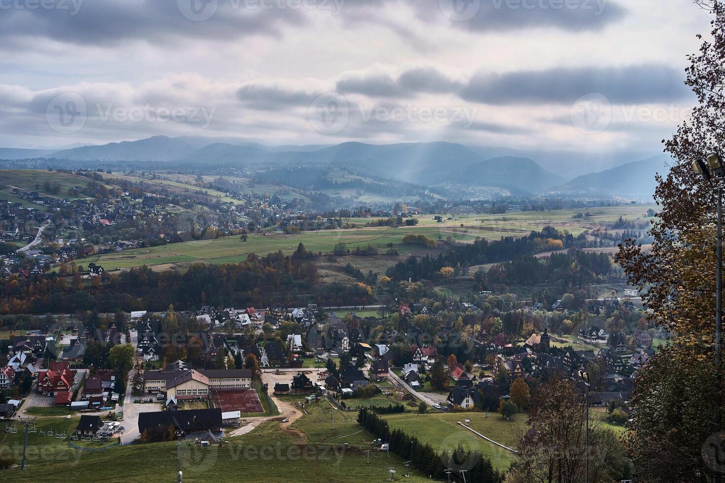 Visualizza di il montagna cittadina zakopane a partire dal sopra foto