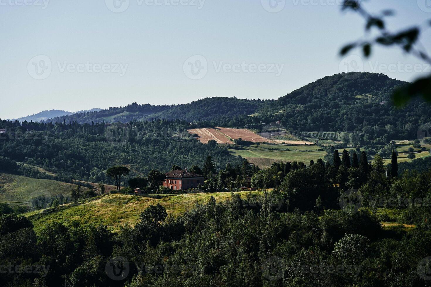 il Chiesa su il collina, in giro bologna, il atmosfera di il italiano estate foto