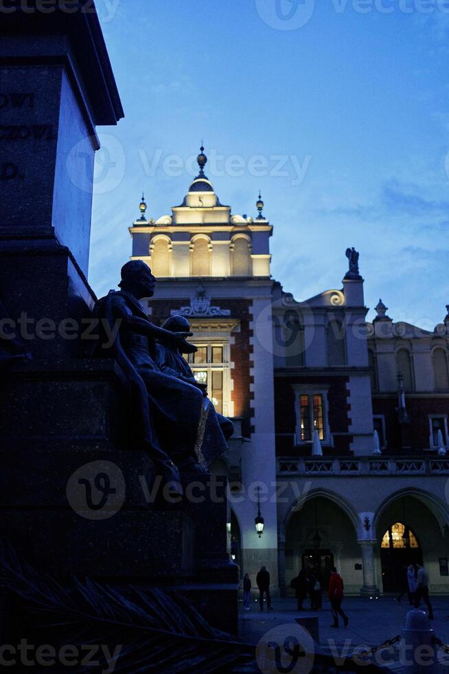 principale piazza di Cracovia a notte foto