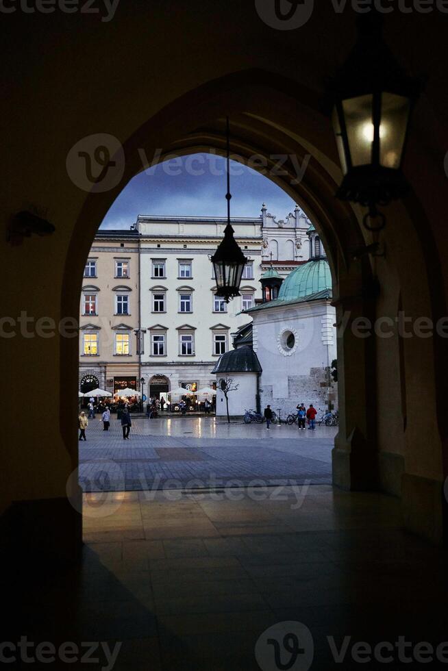 Visualizza di Cracovia piazza attraverso un arcata foto