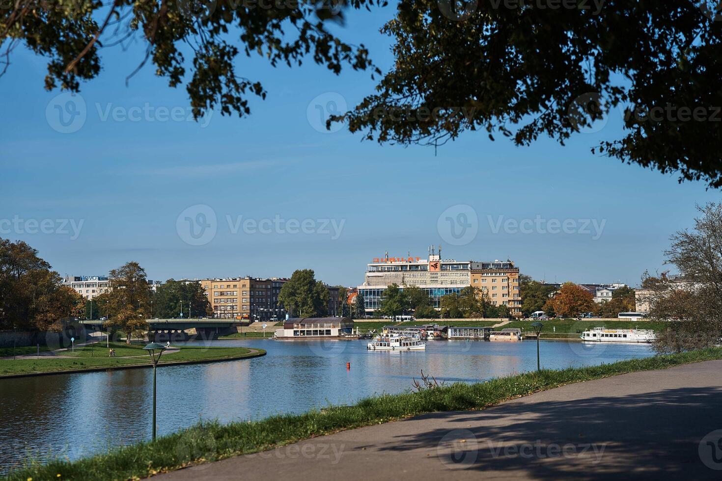 Visualizza di il fiume nel Cracovia a partire dal il argine vicolo foto