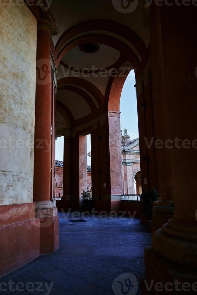 portico, un arcuato corridoio principale per il Chiesa di santo luca nel bologna foto