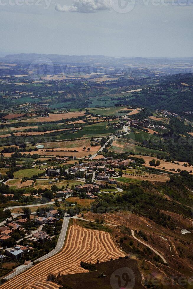 un' spettacolare Visualizza di il valli e i campi di san Marino a partire dal sopra foto