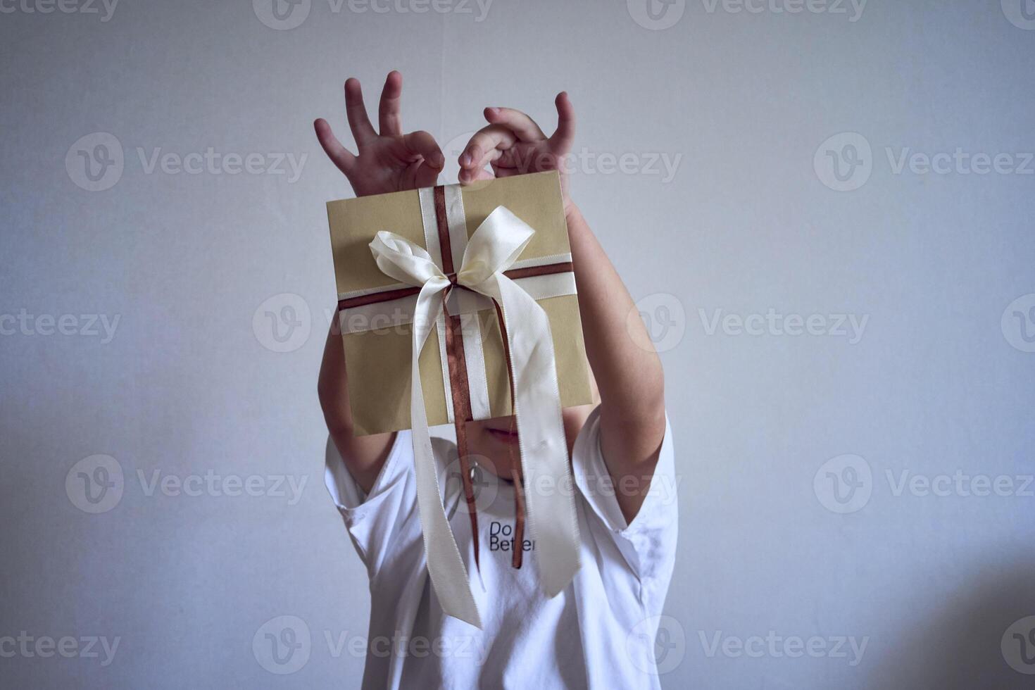 poco ragazzo detiene un' mestiere regalo certificato nel il suo mani foto