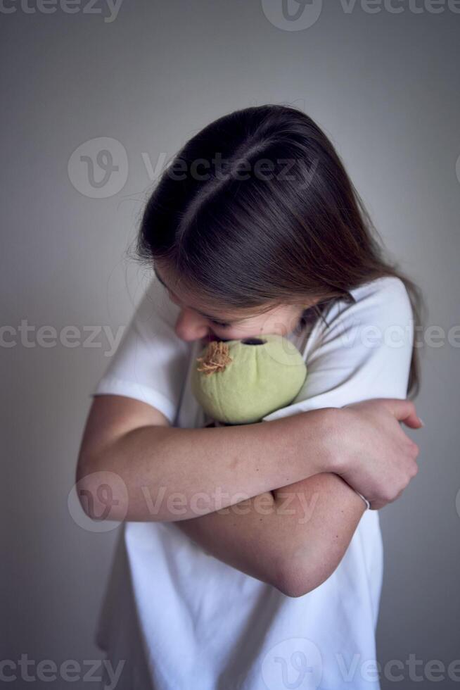 adolescenziale ragazza con sua preferito giocattolo a partire dal infanzia, un' verde ripieno tartaruga foto