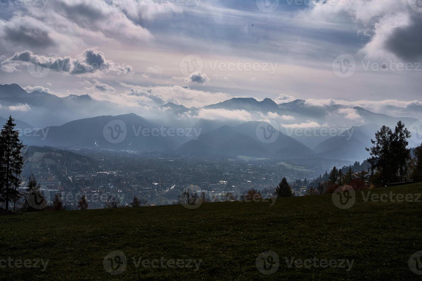 Visualizza di il cittadina nel il valle in mezzo montagne foto