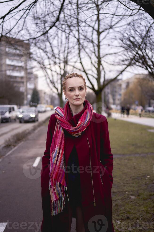 ritratto di un' elegante di mezza età donna con trecce su un' primavera strada foto