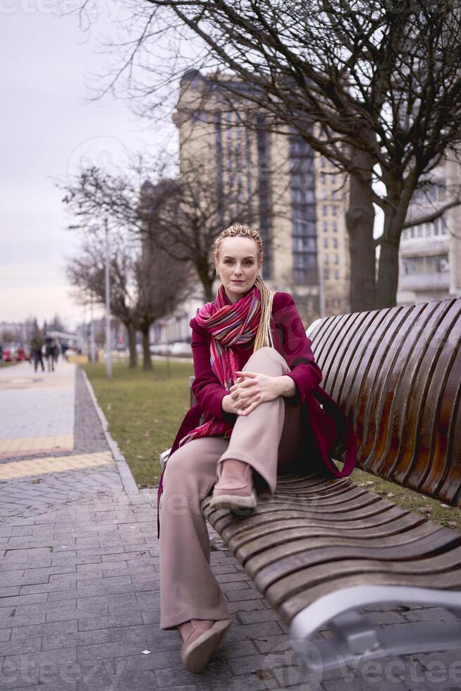 ritratto di un' elegante di mezza età donna con trecce su un' primavera strada foto