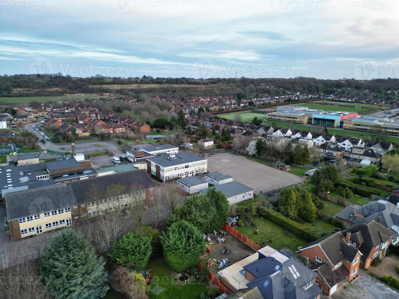 alto angolo Visualizza di fienile Università strada a est luton città di Inghilterra durante tramonto. lutone, Inghilterra UK. feb 19, 2024 foto