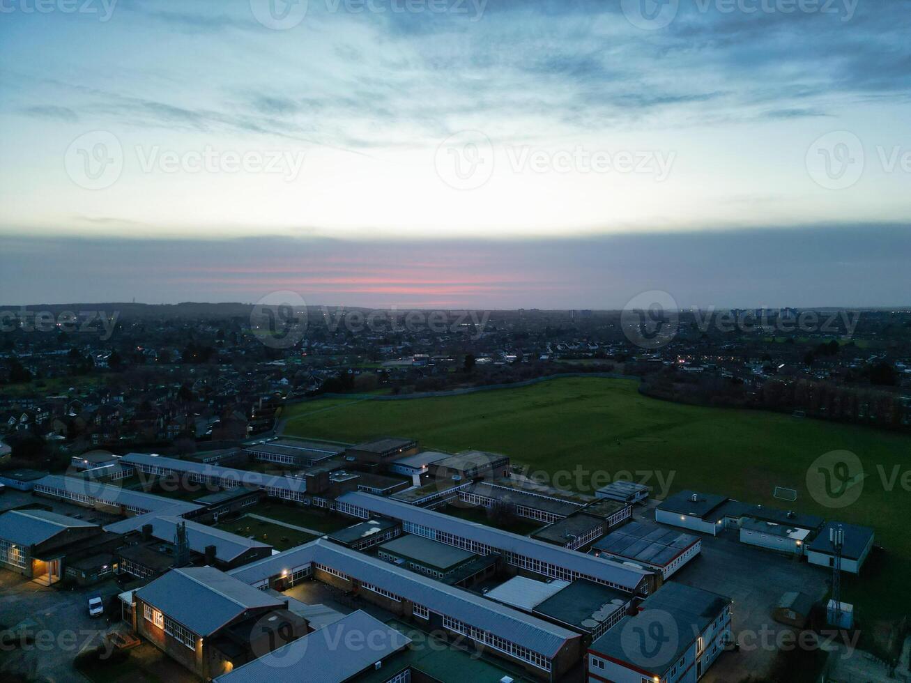 alto angolo Visualizza di fienile Università strada a est luton città di Inghilterra durante tramonto. lutone, Inghilterra UK. feb 19, 2024 foto