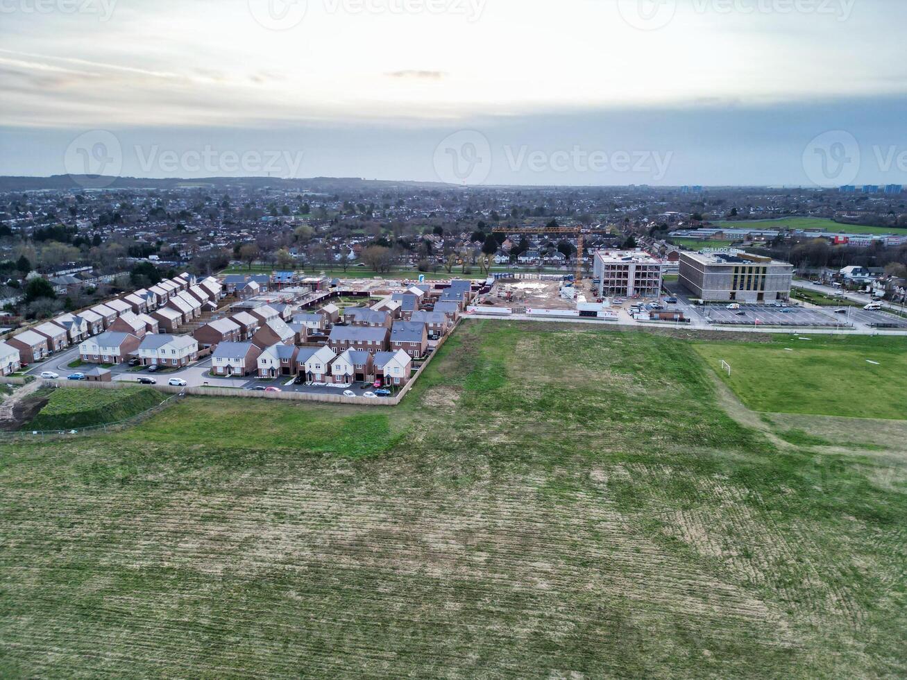 alto angolo Visualizza di fienile Università strada a est luton città di Inghilterra durante tramonto. lutone, Inghilterra UK. feb 19, 2024 foto