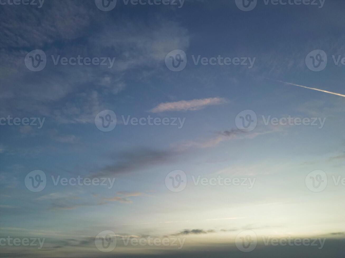 maggior parte bellissimo colori di cielo e nuvole durante tramonto al di sopra di Inghilterra UK foto