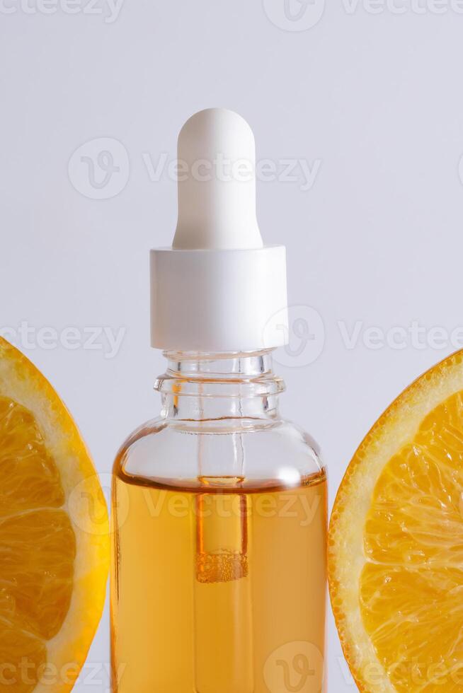 naturale vitamina c siero, cura della pelle, essenziale olio prodotti. bottiglia di vitamina c siero con fresco succoso arancia frutta. bellezza Prodotto il branding modello. foto