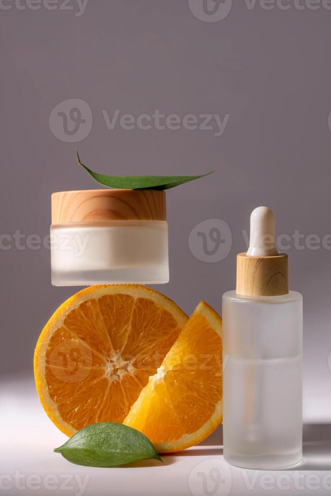 viso crema vaso modello, viso maschera bottiglia e siero contagocce bottiglia con arance, vitamina c nel cosmetici, pelle cura concetto, modello. foto