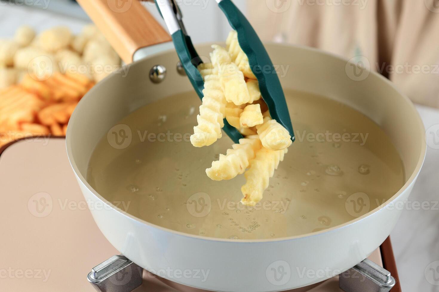 frittura francese patatine fritte su padella foto