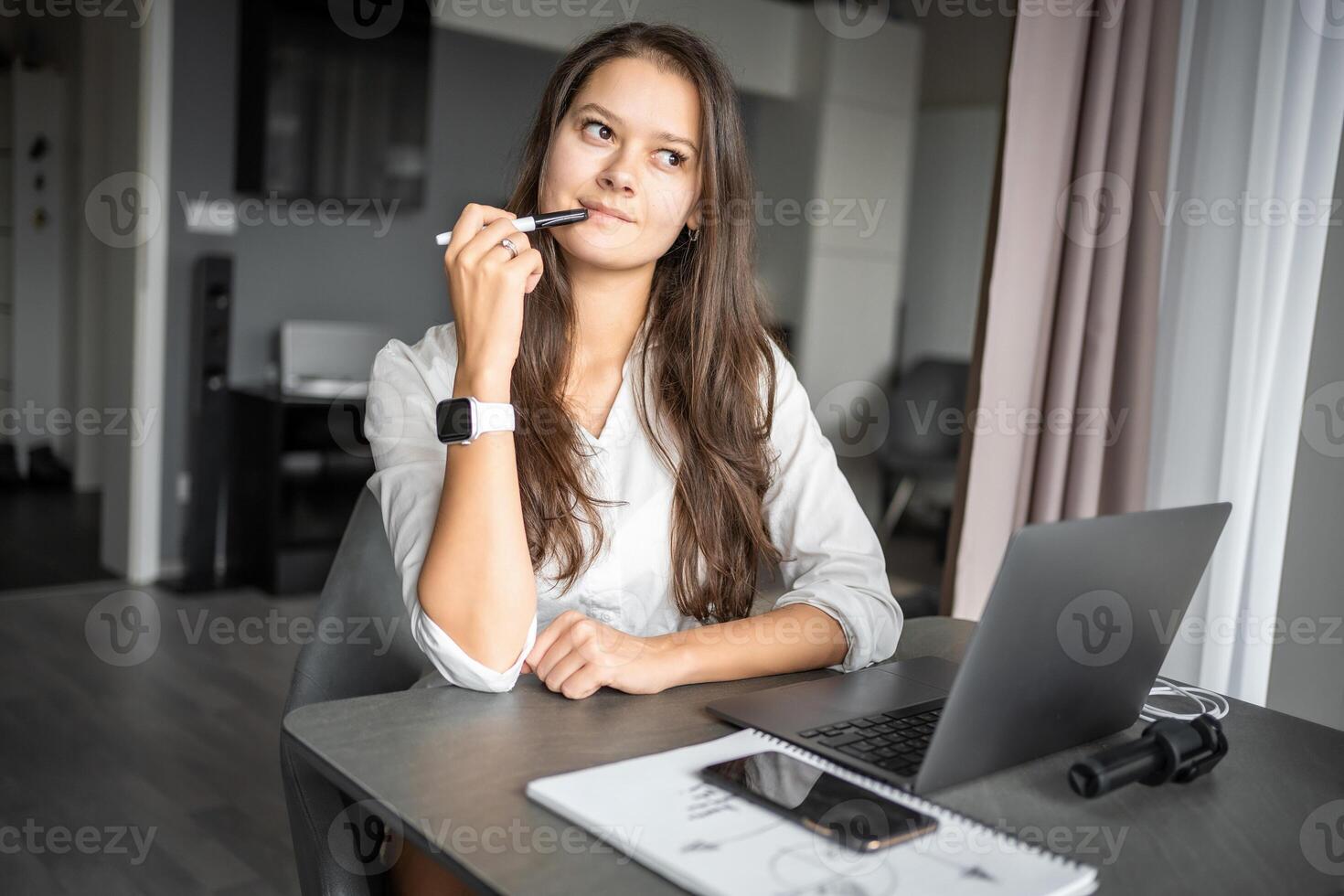 ritratto di giovane donna utilizzando il computer portatile nel casa posto di lavoro, scrittura Appunti, femmina alunno apprendimento e Guardando in linea seminario web o ascoltando Audio corso, e-learning formazione scolastica concetto. foto