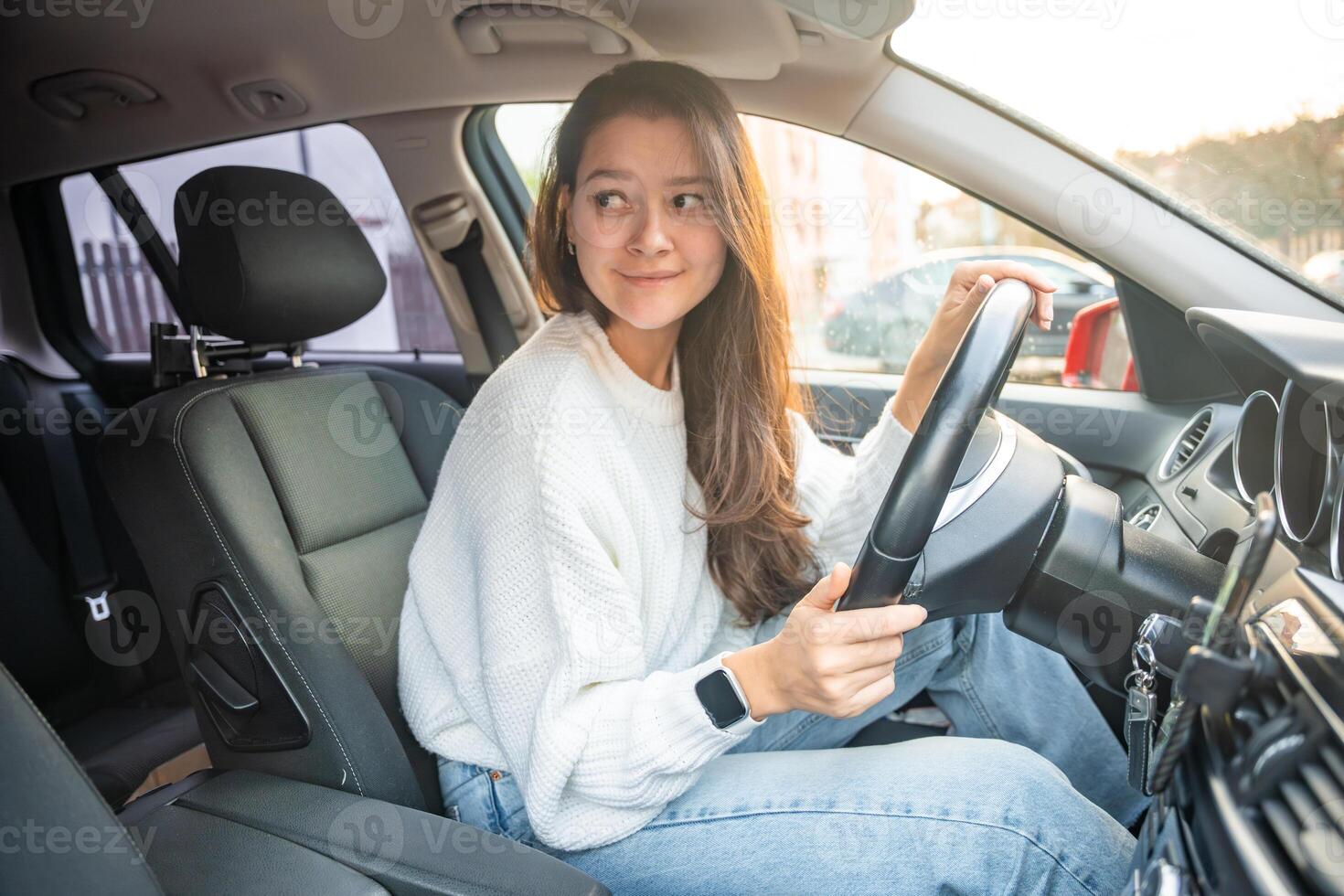 lato ritratto di giovane caucasico donna guida auto nel il città foto