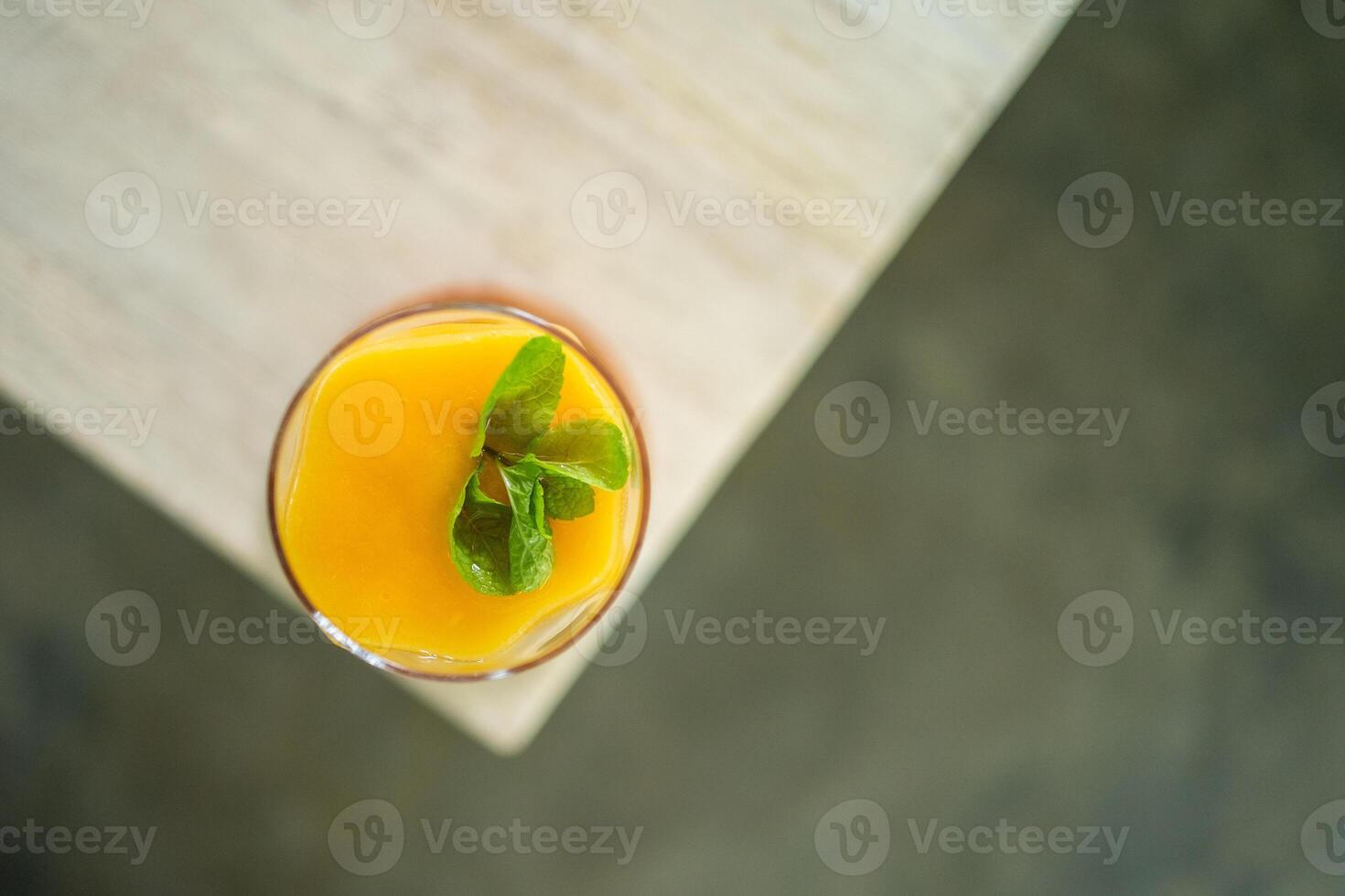 fresco Mango succo su il tavolo foto