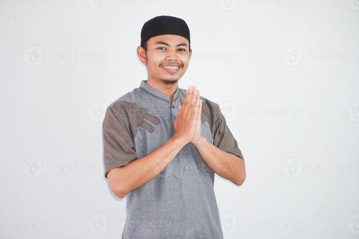 giovane asiatico musulmano uomo indossare koko Abiti sorridente per dare saluto durante Ramadan e eid al Fitr celebrazione isolato su bianca sfondo foto