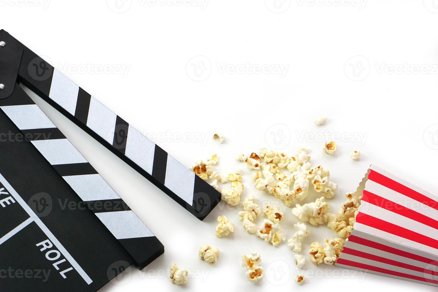 ciak o film ardesia nero colore con Popcorn su bianca sfondo. cinema industria, video produzione e film concetto. foto