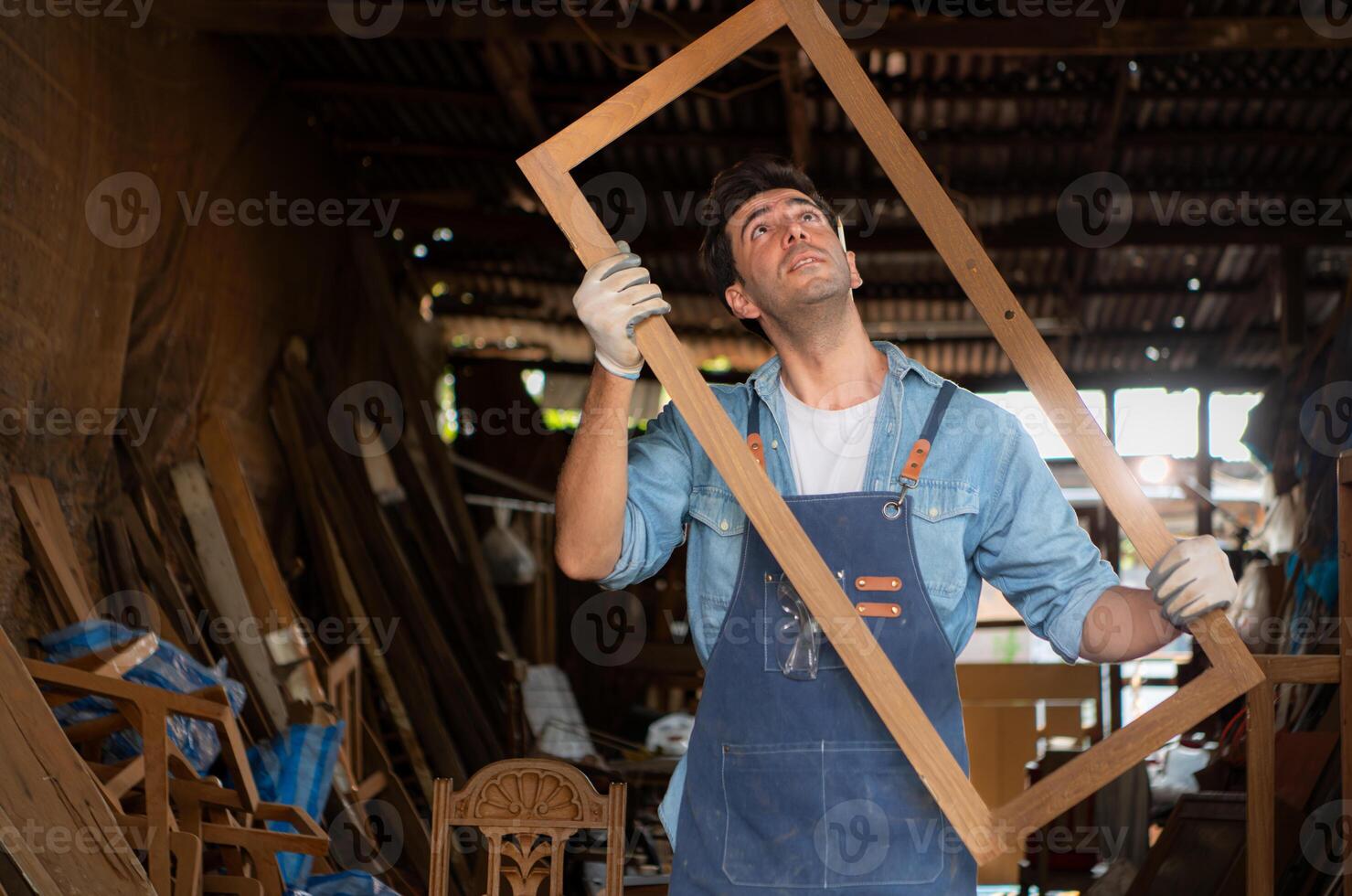 falegname Lavorando a il suo carpenteria negozio. vista è utilizzato per garantire precisione. foto