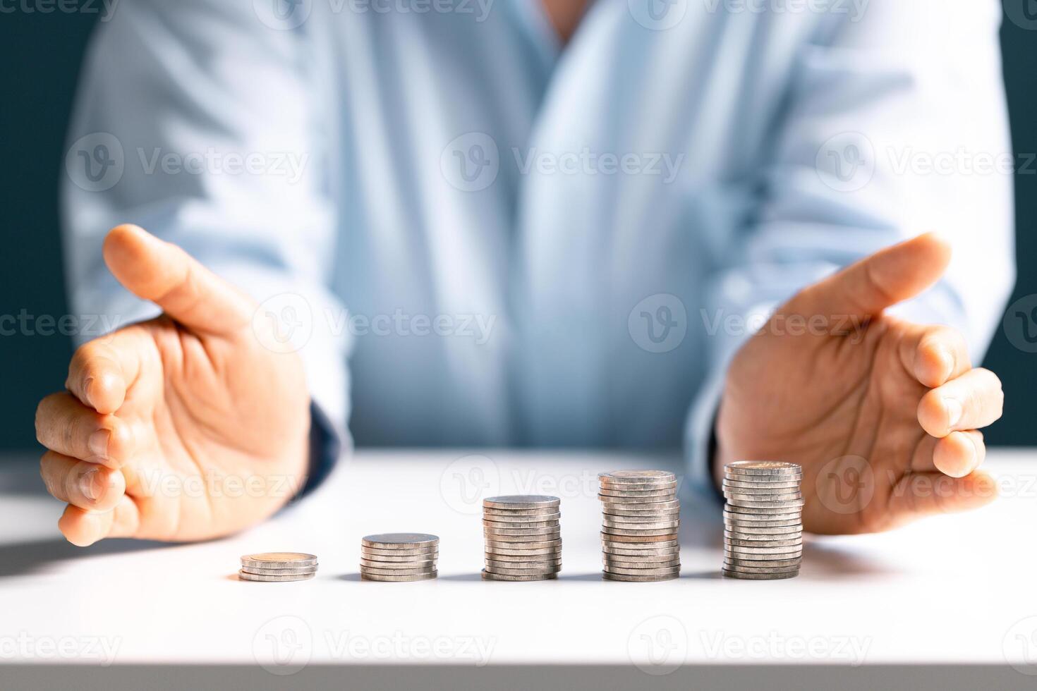 donna con moneta pila. finanziario in crescita risparmi concetto. Salvataggio i soldi di mano mettendo monete i soldi contabilità pianificazione. foto