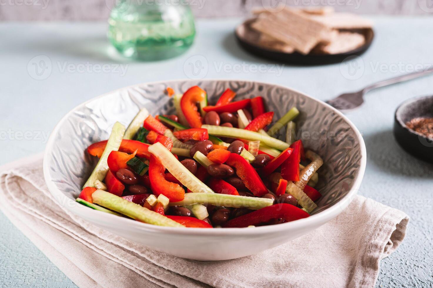 vegetariano insalata di rosso fagioli, cetriolo e campana Pepe nel un' ciotola su il tavolo foto