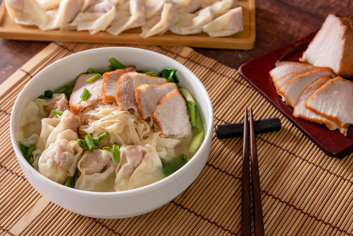 wonton cibo con gnocco e arrostito Maiale nel ciotola come Locale Cinese cibo foto