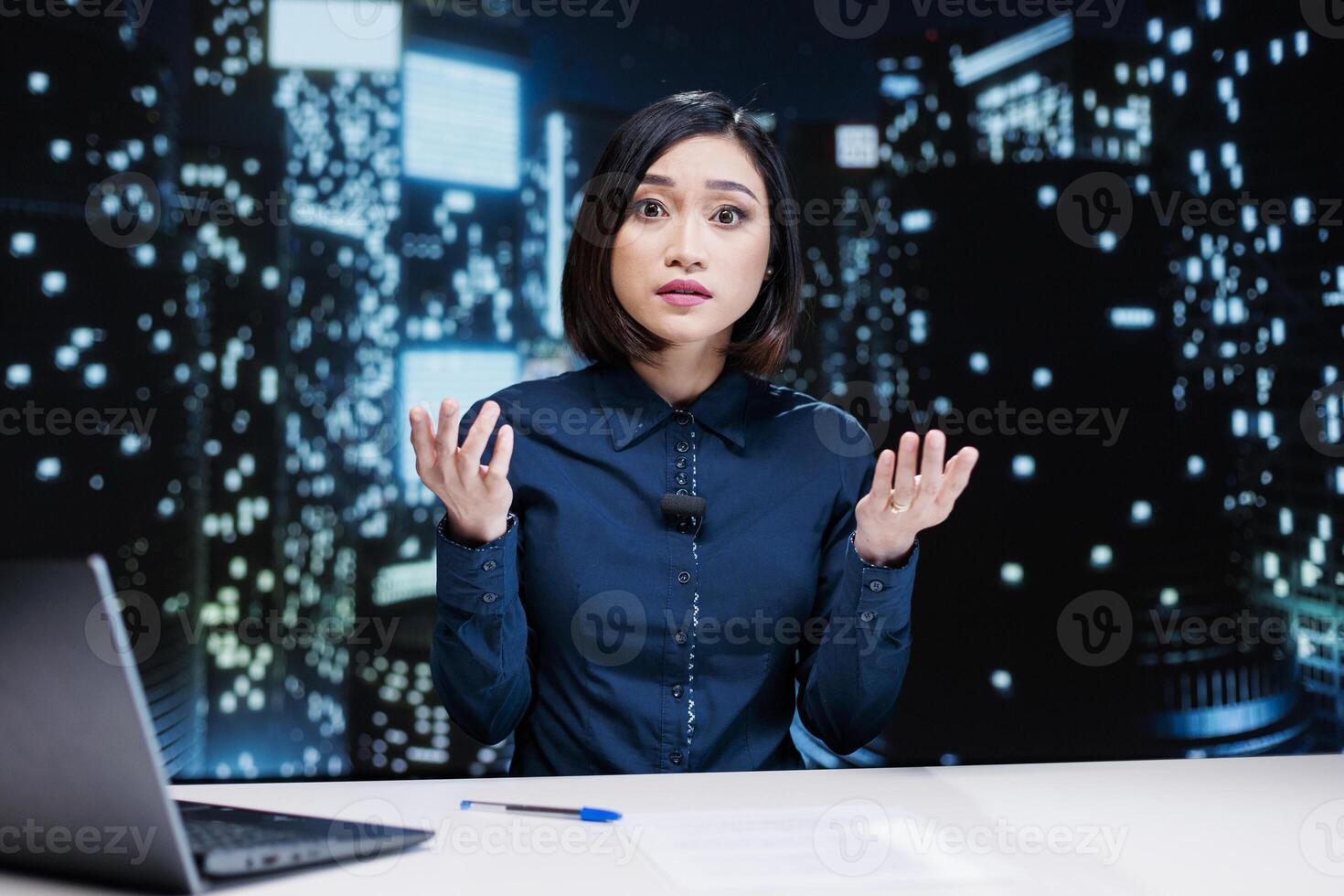 emittente fornire ultimo notizia e esclusivo particolari, lettura titoli su internazionale tv canale. asiatico giornalista Lavorando su media segmento durante in ritardo notte mostrare, notizia studio reportage. foto