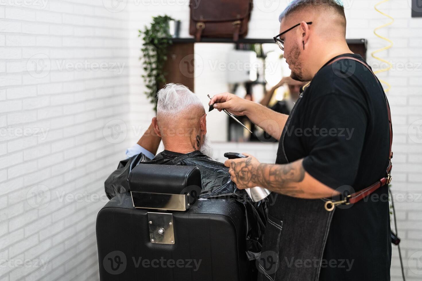 maschio parrucchiere taglio capelli per barba anziano cliente - giovane parrucchiere Lavorando nel barbiere - Salute cura e taglio di capelli salone concetto foto