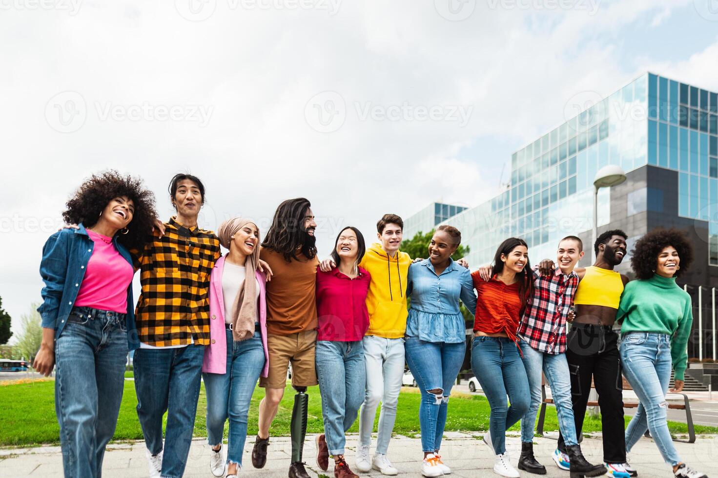 contento multirazziale amici avendo divertimento nel il città - amicizia e diversità concetto foto