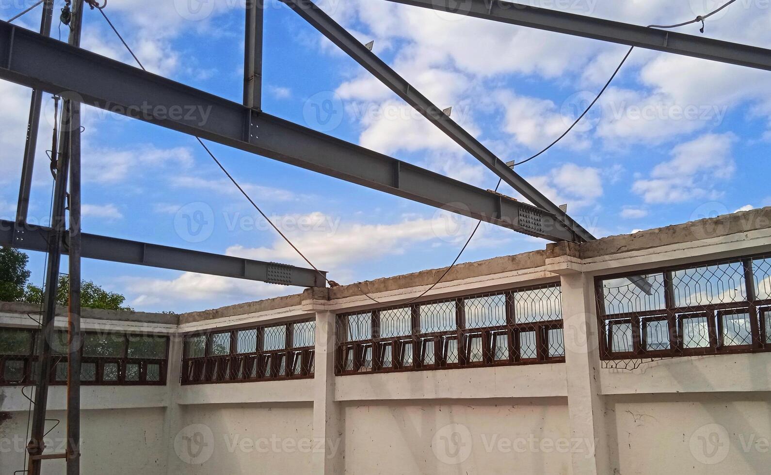 struttura di acciaio per edificio costruzione su cielo sfondo. foto