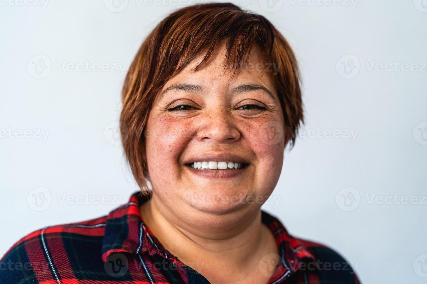 ritratto di formosa maturo donna sorridente nel telecamera foto