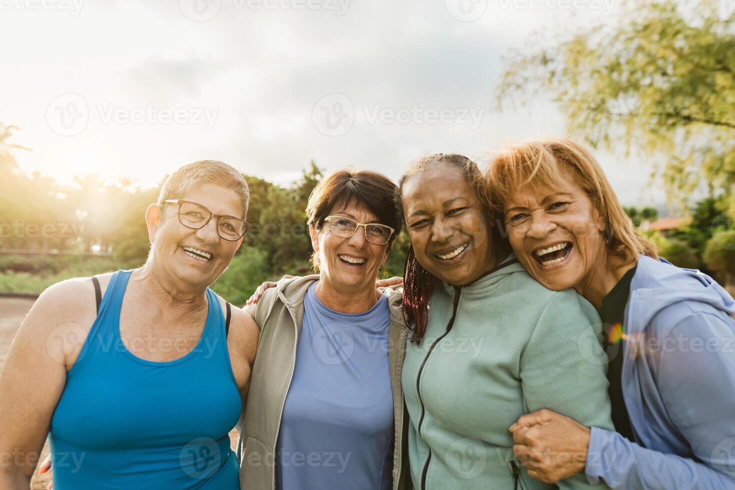 contento multirazziale femmina amici avendo divertimento sorridente nel davanti di il telecamera dopo formazione sessione a parco foto