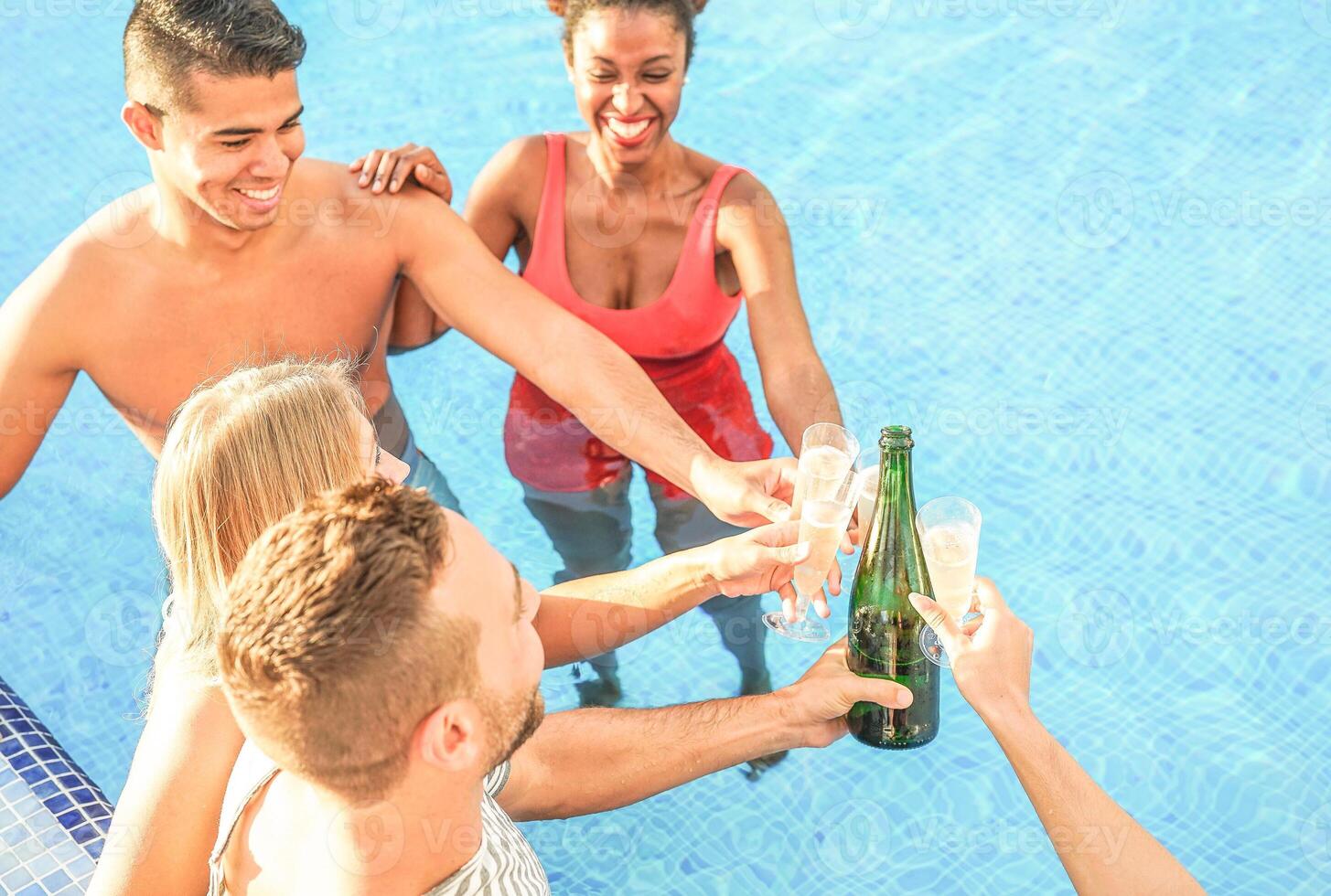 contento amici applauso con Champagne nel il piscina - giovane persone avendo divertimento fabbricazione un' festa e tostatura bicchieri di prosecco - vacanza, vacanza, amicizia stile di vita concetto foto
