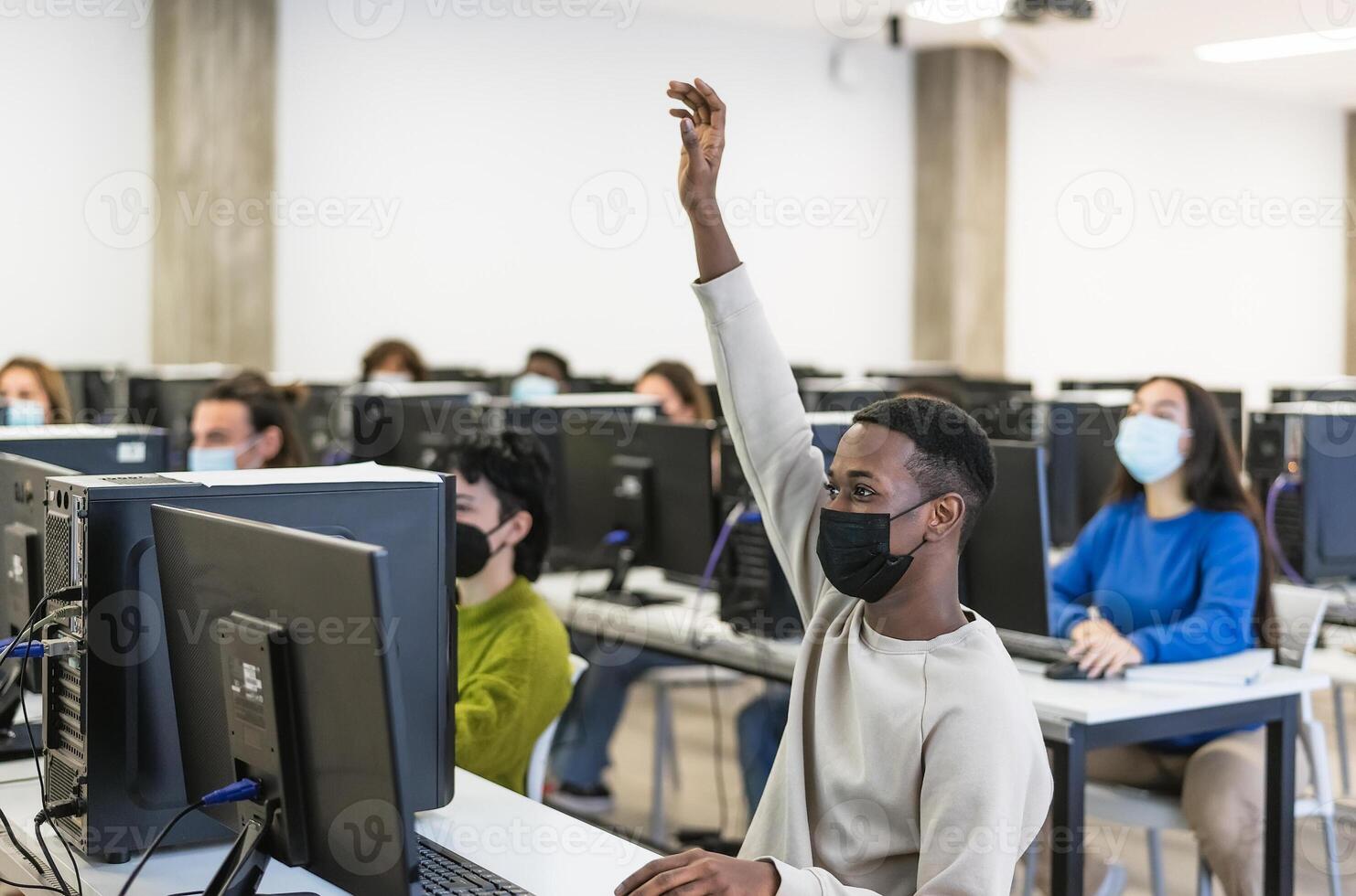 giovane studenti ascoltando un' lezione nel alto scuola mentre indossare viso maschera durante corona virus pandemia - formazione scolastica e tecnologia concetto foto