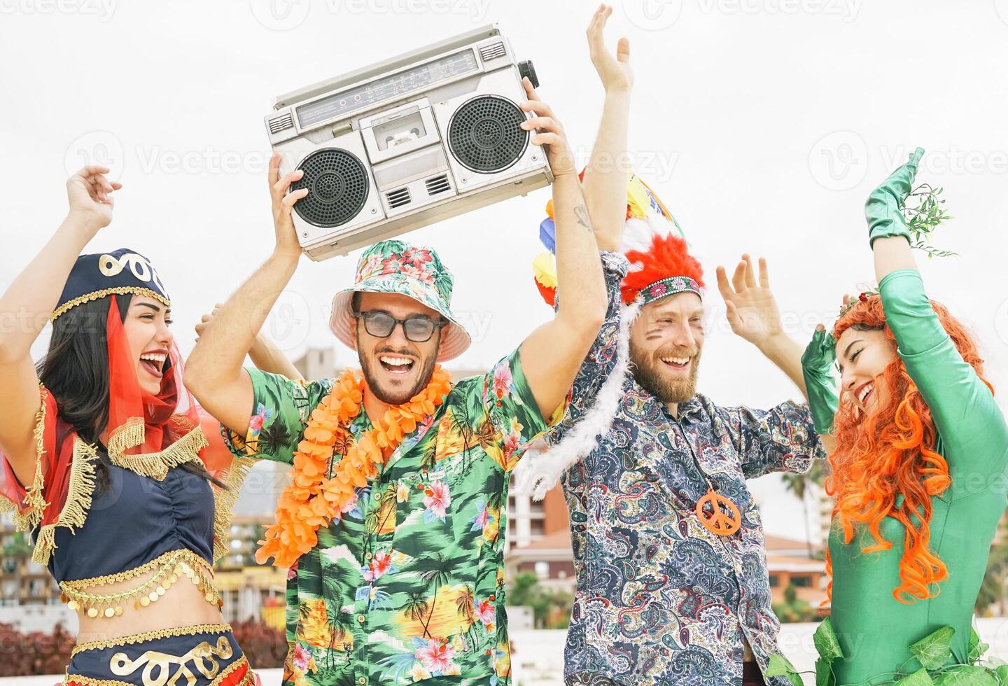 contento amici festeggiare carnevale festa all'aperto - giovane pazzo persone avendo divertimento indossare costumi ascoltando musica con Vintage ▾ Boombox stereo - gioventù vacanze cultura stile di vita concetto foto