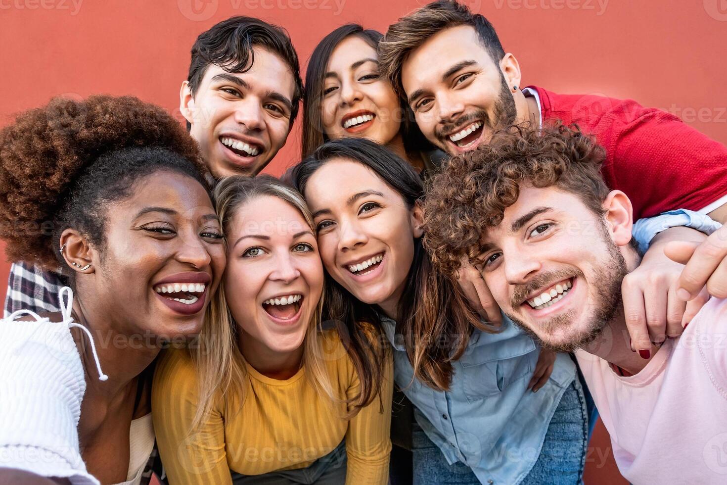 giovane multirazziale amici avendo divertimento insieme sospeso su nel il città - amicizia e diversità concetto foto