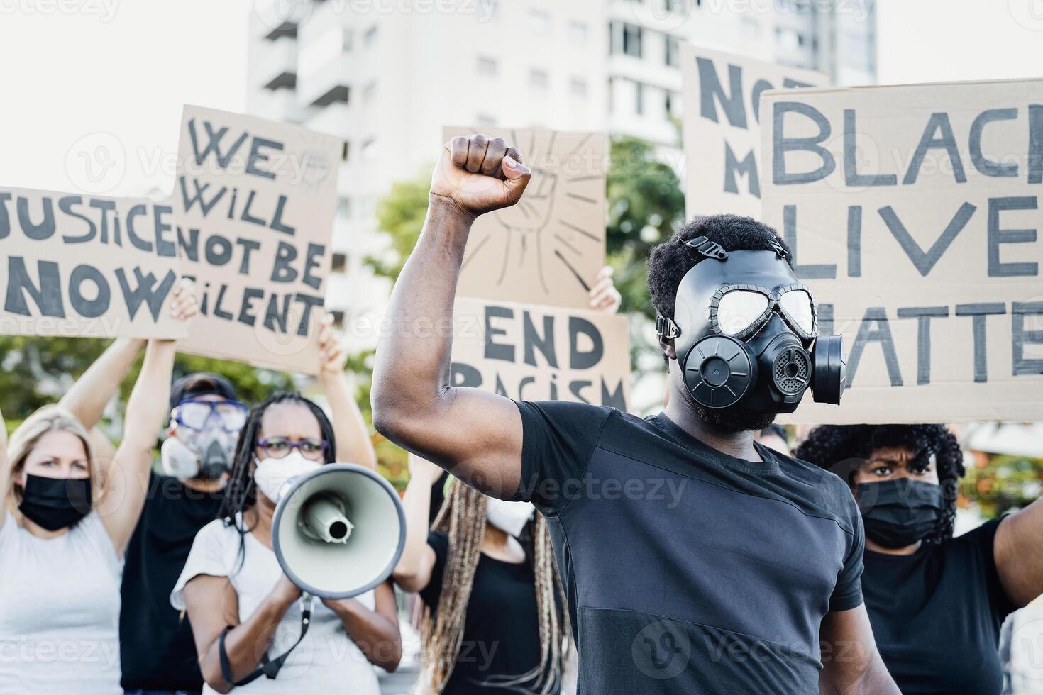 attivista indossare gas maschera protestare contro razzismo e combattente per uguaglianza - nero vite importa dimostrazione su strada per giustizia e pari diritti - BLM internazionale movimento concetto foto