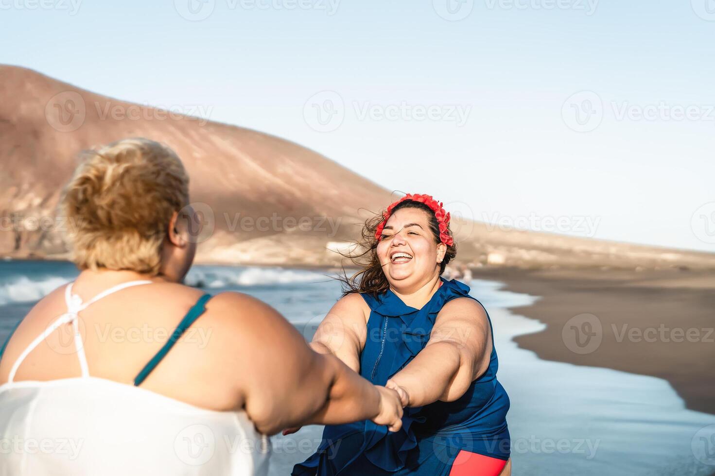 contento più dimensione donne avendo divertimento su tropicale spiaggia durante estate vacanza - sovrappeso fiducioso persone concetto foto