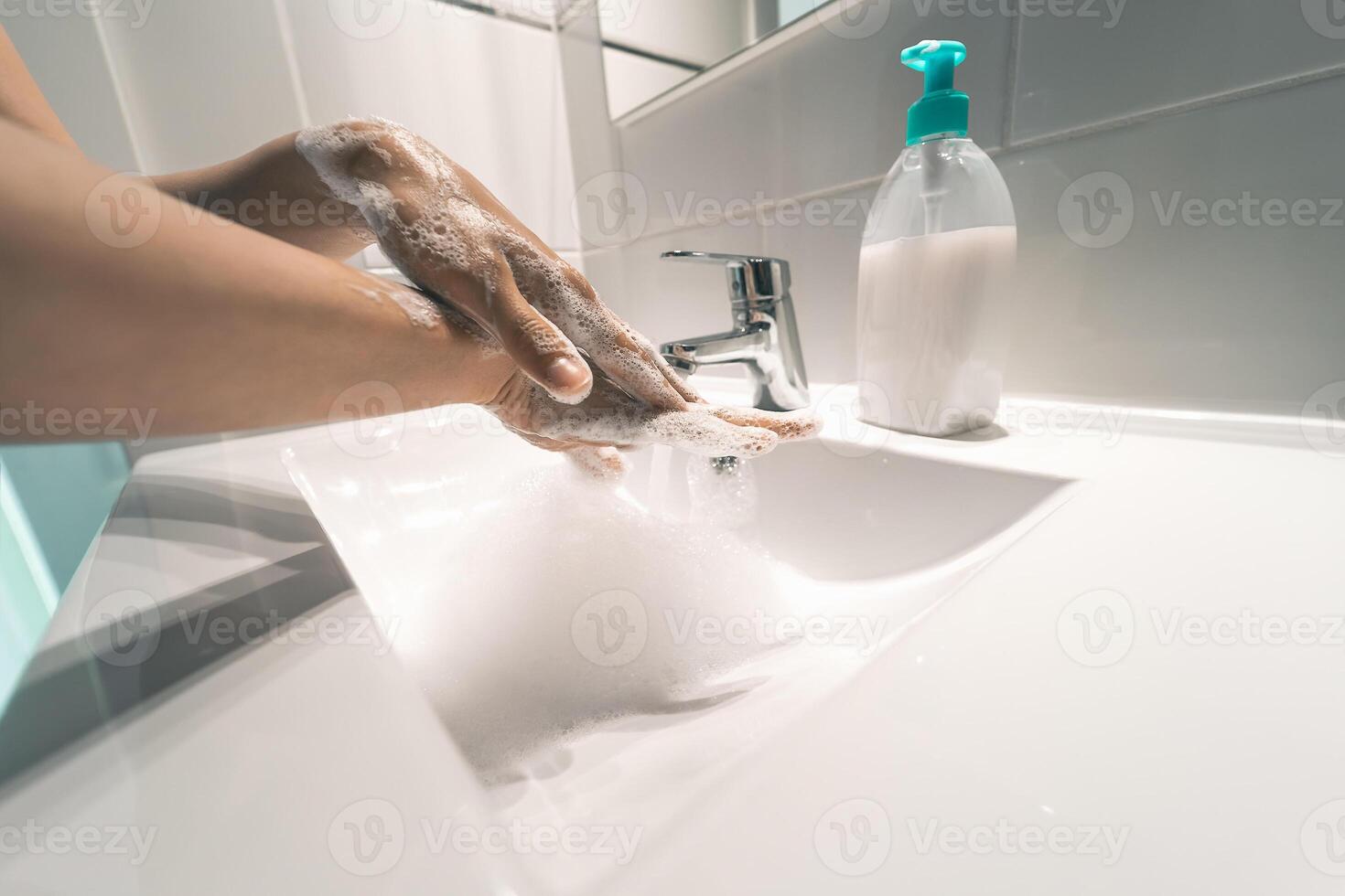 femmina lavaggio mani con liquido sapone per prevenire e fermare corona virus diffusione - igiene e assistenza sanitaria persone concetto foto