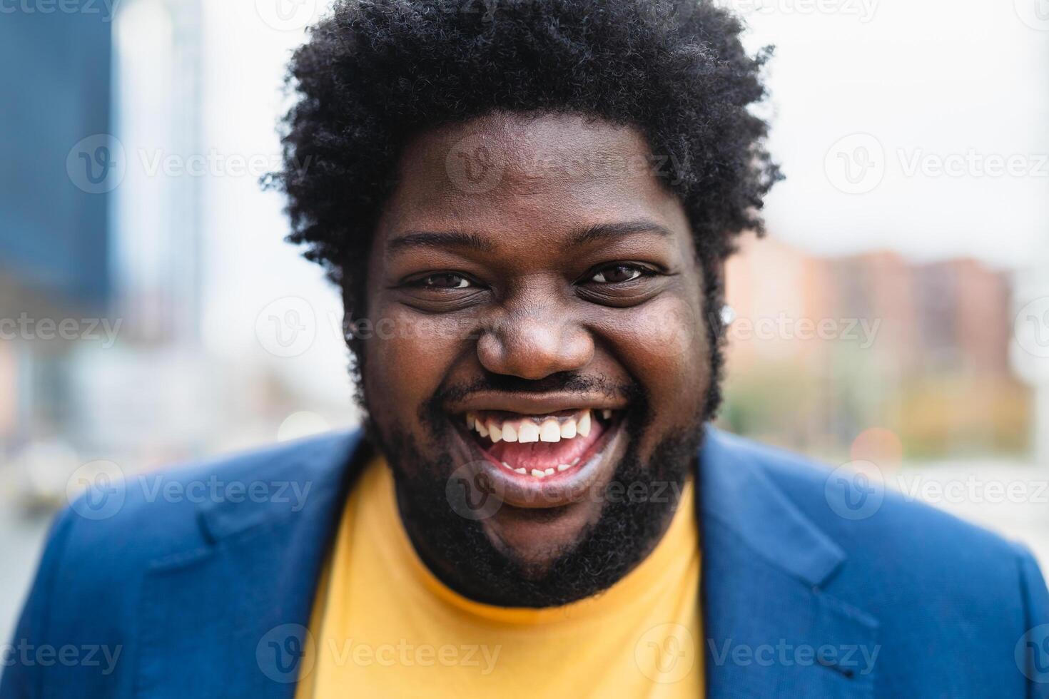 contento africano uomo sorridente davanti di telecamera all'aperto foto