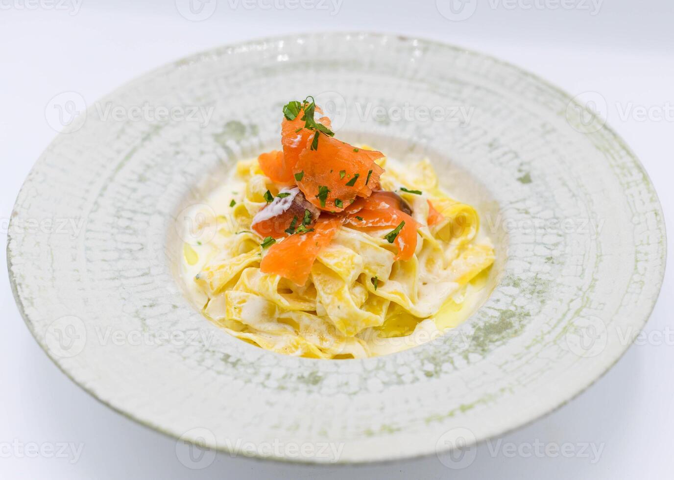 fresco e fatti in casa stile italiano pasta piatto foto