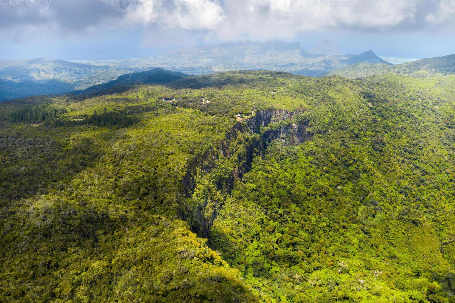 a volo d'uccello Visualizza di il montagne e i campi di il isola di mauritius.paesaggi di maurizio. foto
