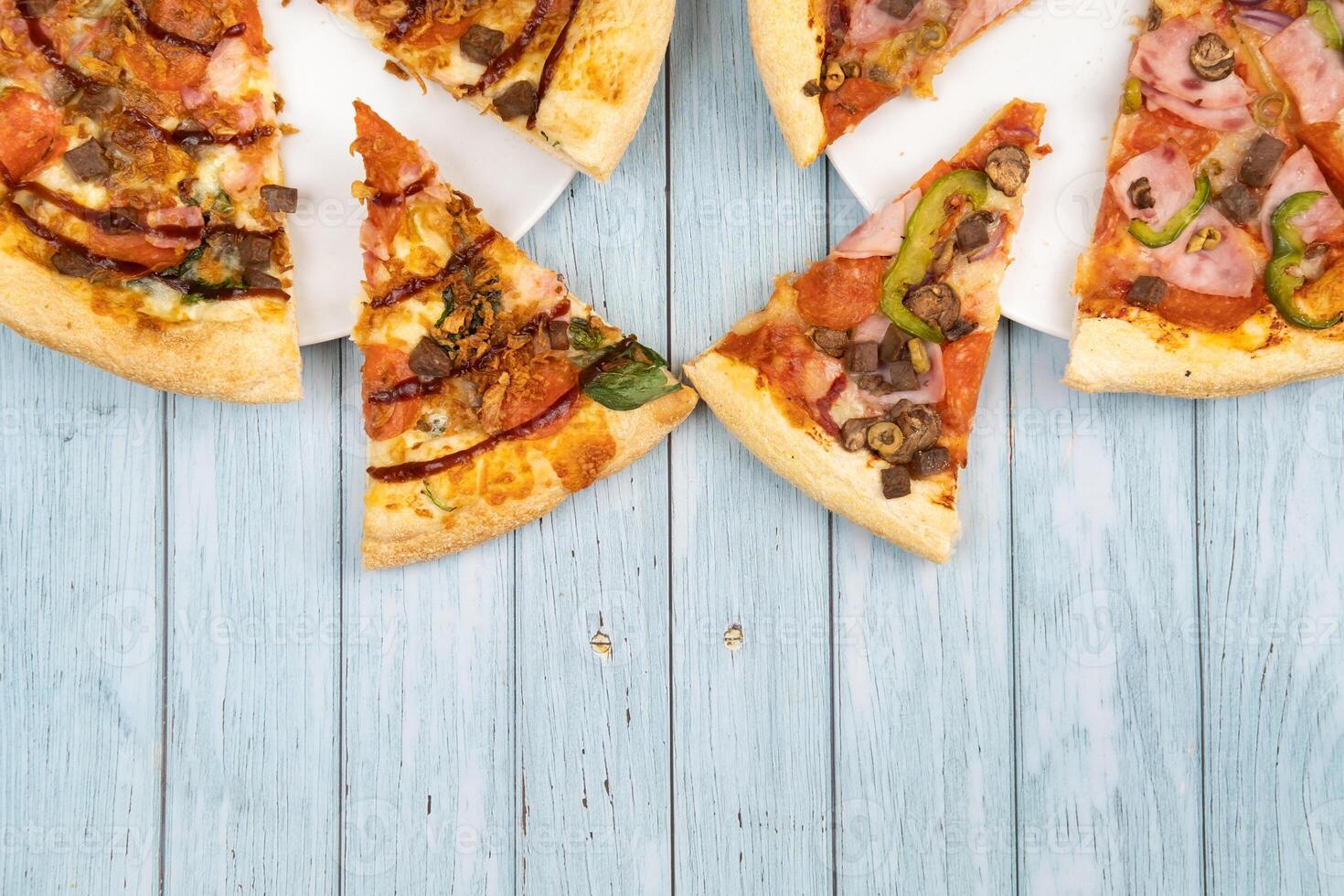 Due diverso delizioso grande pizze su un' blu di legno sfondo foto